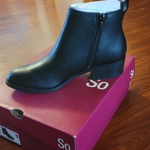 So black (onyx) zipper ankle boots 7.5